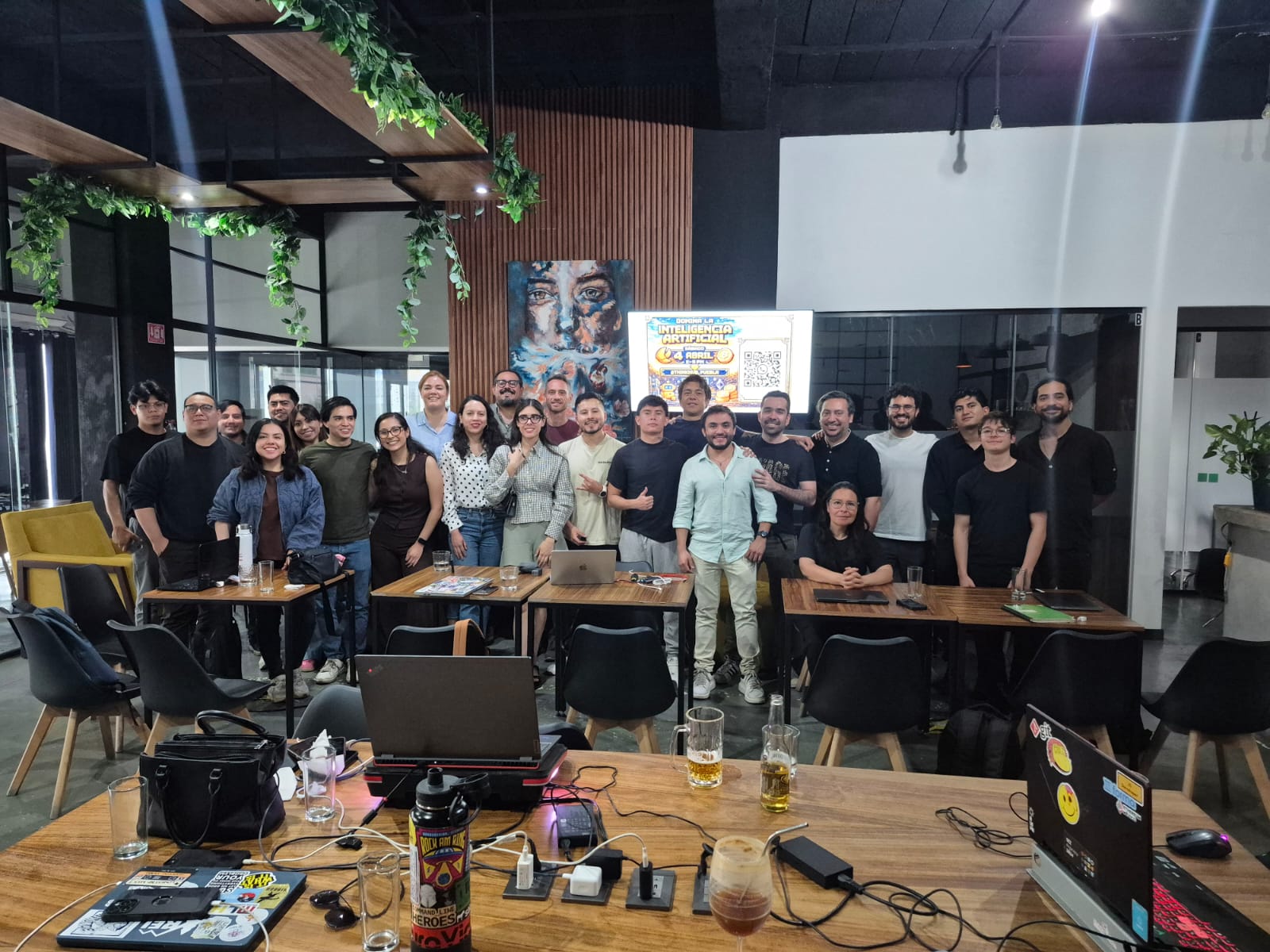 Asistentes al primer meetup de 0xAI en Puebla, detrás de mesas con laptops.